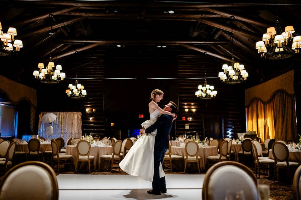 Bride and groom in the Canada room of Chateau Montebello photo by Union Eleven Photographers