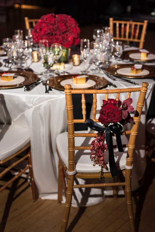 Natural wood chiavari headtable with red florals | Canadian Museum of Nature | Union Eleven Photographers Natural wood chiavari headtable with red florals | Canadian Museum of Nature | Union Eleven Photographers