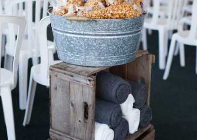 Caramel Corn Favours in galvanized tub wood crates and blankets| Rivermead Golf Club Ottawa | AMBphoto